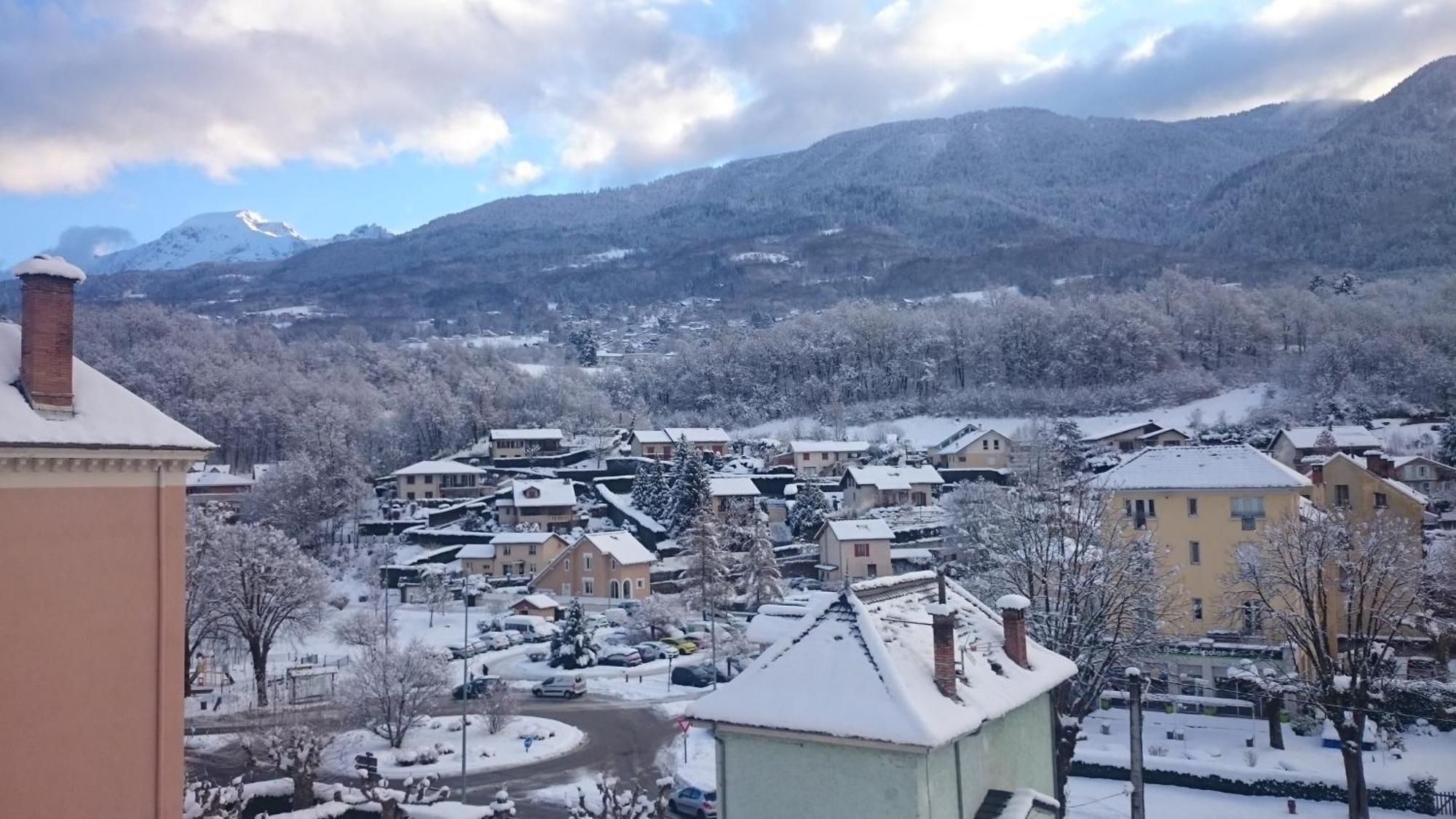 Le T2 Douillet D'Uriage - Residence Le Louvre - Cure Thermale Uriage- Proche Chamrousse - Jusqu'A 3 Personnes - Region Agreable En Toute Saison Vaulnaveys-le-Haut Luaran gambar